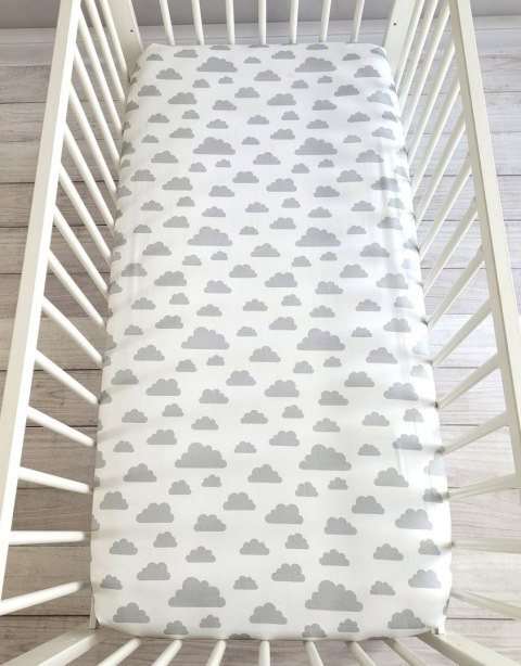Prześcieradło bawełniane z gumką do łóżeczka 120x60 cm - chmurki szare