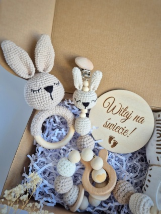 Baby shower prezent dla przyszłej mamy w pudełku