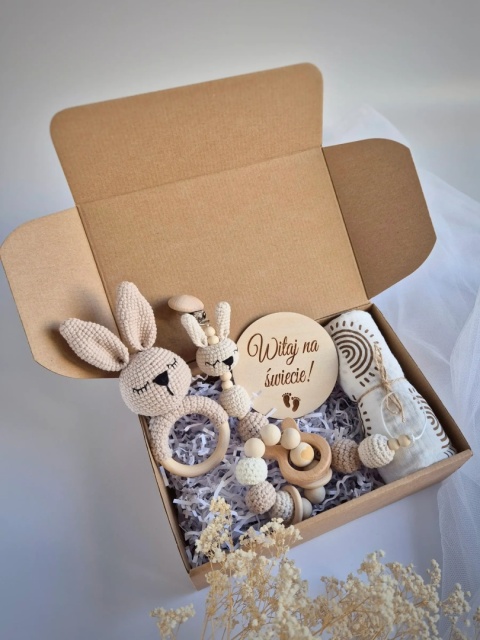 Baby shower prezent dla przyszłej mamy w pudełku