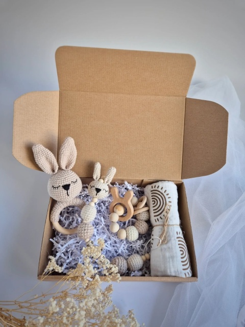 Baby shower prezent dla przyszłej mamy w pudełku