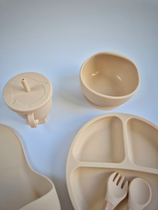 Beżowy zestaw silikonowy do karmienia dziecka