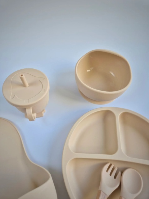 Beżowy zestaw silikonowy do karmienia dziecka