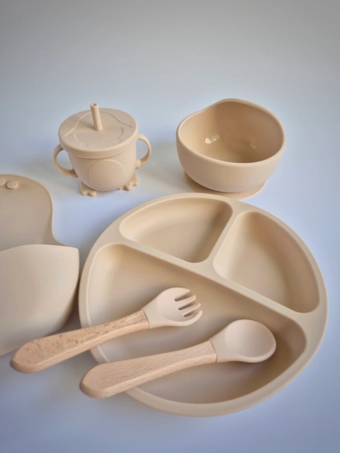 Beżowy zestaw silikonowy do karmienia dziecka