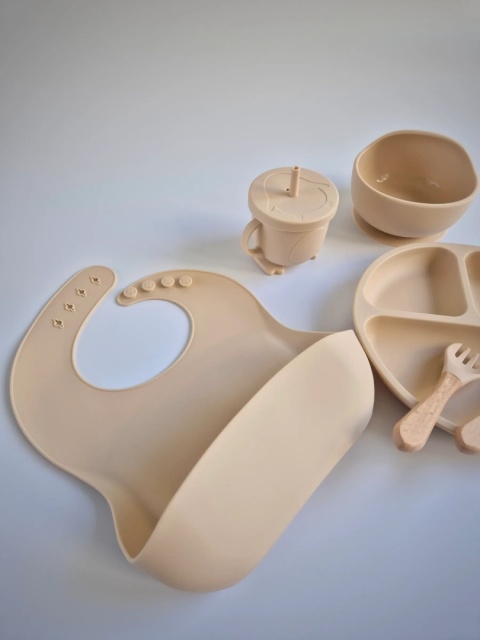 Beżowy zestaw silikonowy do karmienia dziecka
