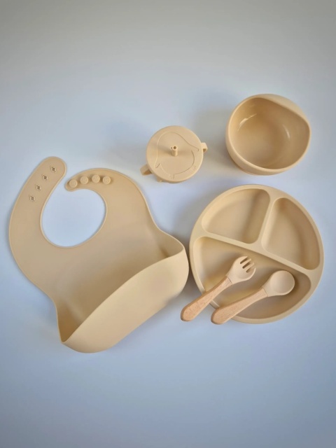 Beżowy zestaw silikonowy do karmienia dziecka