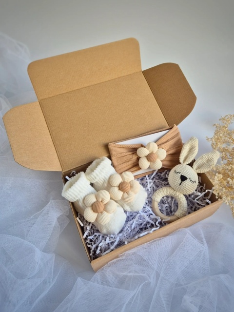 Beżowy zestaw upominkowy dla dziewczynki