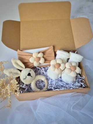 Beżowy zestaw upominkowy dla dziewczynki