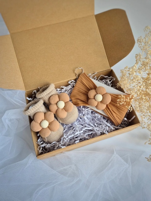 Opaska i skarpetki z kwiatuszkami