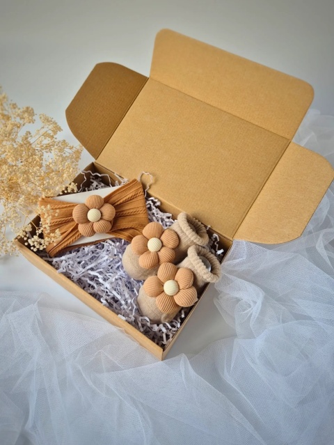 Opaska i skarpetki z kwiatuszkami