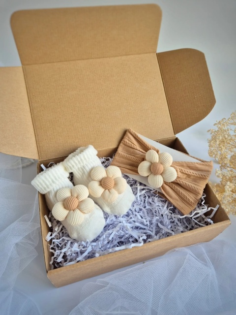 Opaska i skarpetki z kwiatuszkami