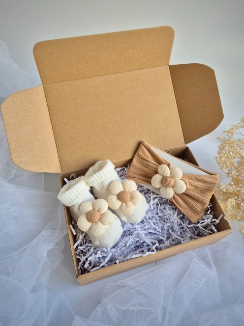 Opaska i skarpetki z kwiatuszkami