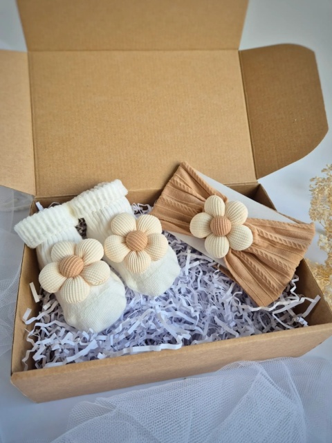 Opaska i skarpetki z kwiatuszkami