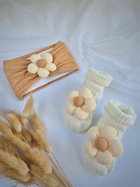 Opaska i skarpetki z kwiatuszkami