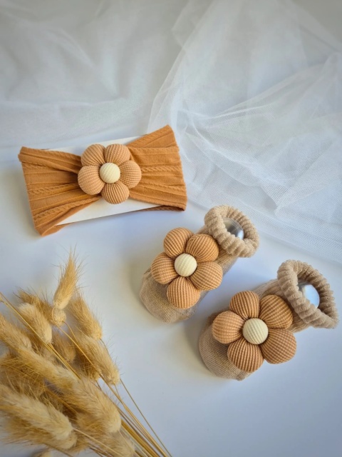 Opaska i skarpetki z kwiatuszkami